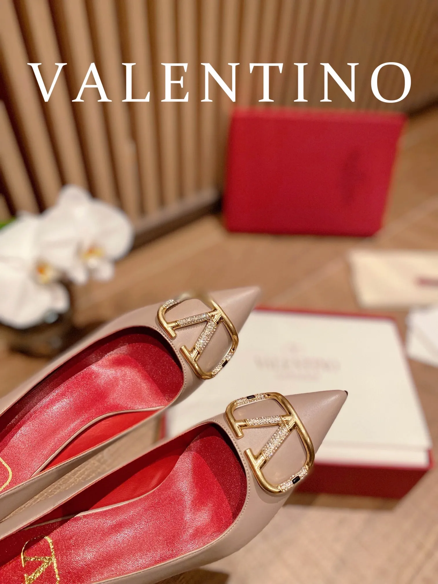 👟👟Ex-factory price 520👟👟 𝑉𝐴𝐿𝐸𝑁𝑇𝐼𝑁𝑂 Valentino ♡ The latest series of the counter 💯The new season of Valentino replaces the usual rivet elements with the initial V bronze (dotted buckle) buckle, simplifying the complexity Make the design more refined and durable. No matter your age, it can easily fit on your feet and make your feet look slimmer! The new season lives up to expectations! Worth buying ★Imported cowhide is absolutely high-grade ❥Original method is absolutely sensual ❥Elegant style creates a different feeling🙈 Simple temperament style!  ♡ show bdetails ———————————— ⊿▸: Size｜35-40 (customized at 34.40.41.42) ⊿▸: Material｜Imported cowhide ⊿▸: Material｜Exclusive molded rhinestone buckle ⊿▸: Material | Padded sheepskin ⊿▸: Material |Italian 🇮🇹 genuine leather outsole (the original 1:1 method has a wood grain shape) ⊿▸: Heel height｜8cm